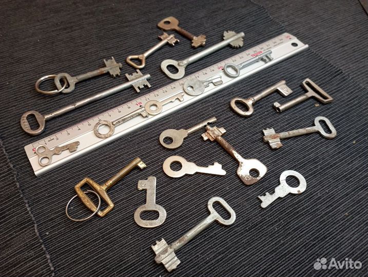 Коллекция из 20 винтажных ключиков