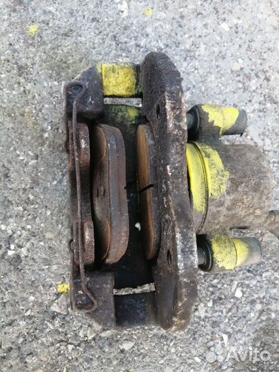 Суппорт передний правый Ford Focus 2 2010