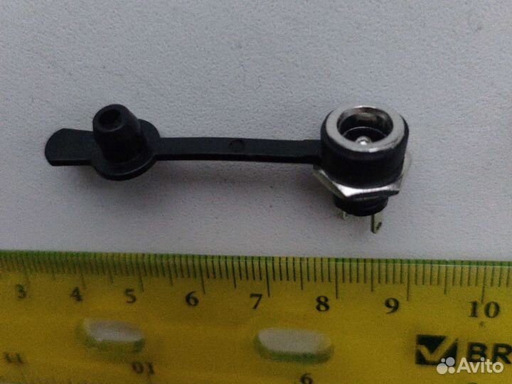 Разъем питания в панель