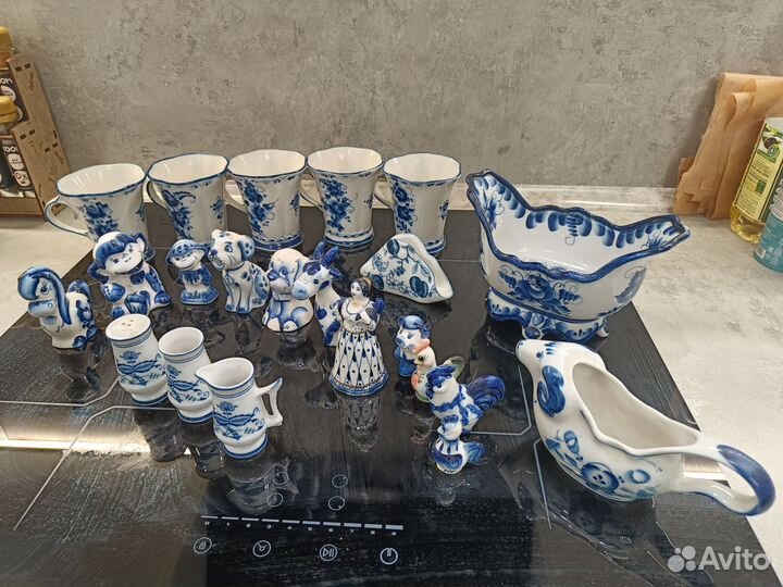 Посуда и фигурки гжель
