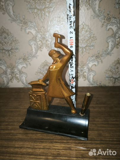 Статуэтка подставка для ручки 