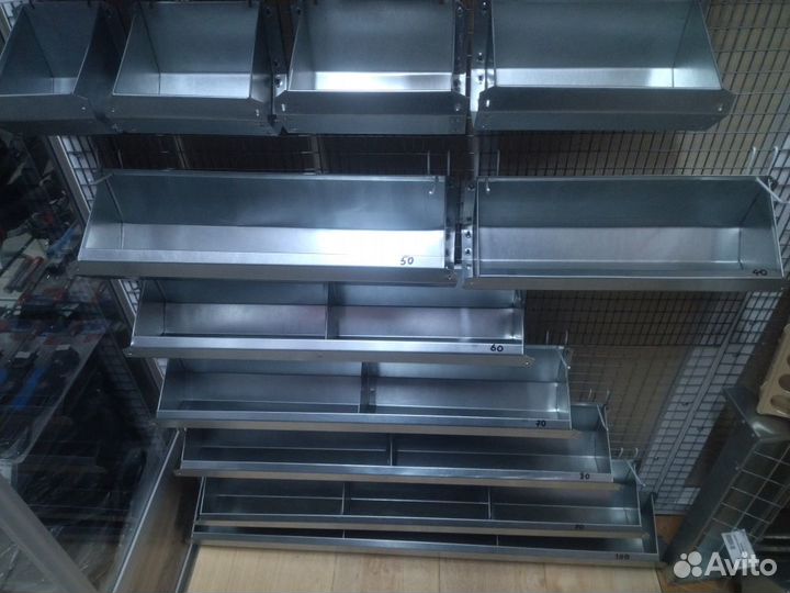 Кормушка для кур навесная