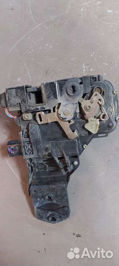 Замок двери задний левый на Volkswagen Passat B5