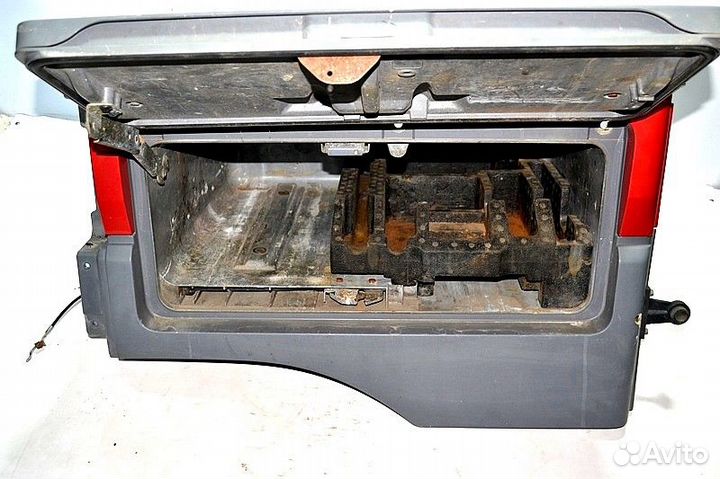 Боковое отделение для хранения снаружи кабины, лев