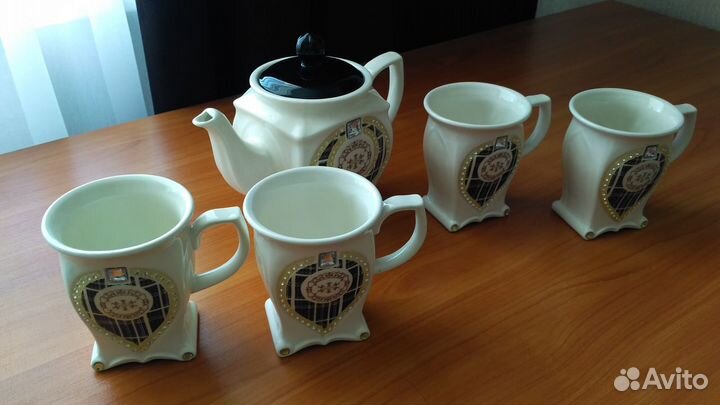 Чайные чашки с заварным чайником