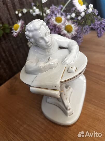 Пушкин за столом