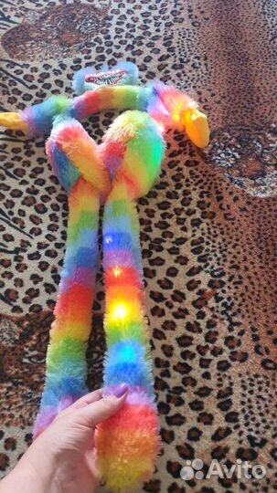 Ободок-наушники.Машет рукой и светятся