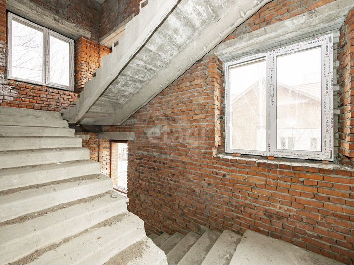 Коттедж 400 м² на участке 10 сот.