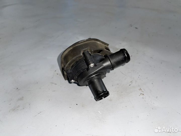 Насос водяной помпа Skoda Octavia cjza 1.2 TSI