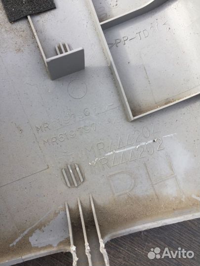 Обшивка стойки правая Mitsubishi Lancer 9