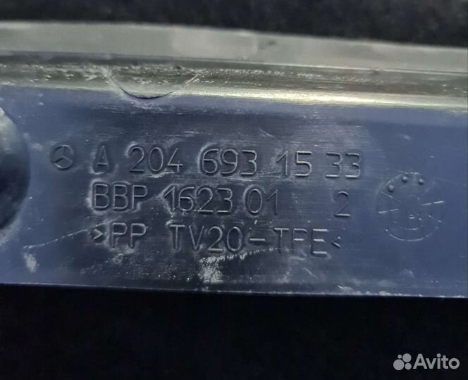 Накладка дренажа заднего крыла Mercedes W204