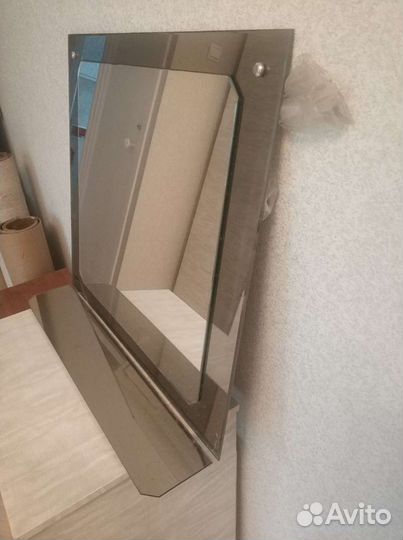 Зеркало в раме с полкой в ванную комнату