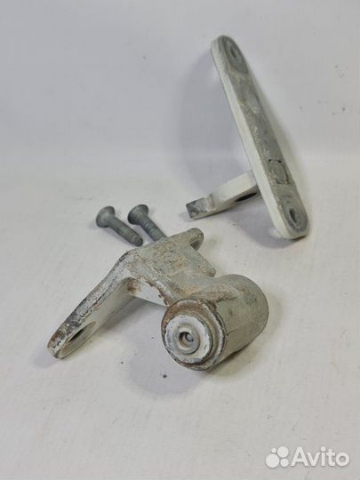 Петля двери передняя левая Mercedes-Benz E-Class