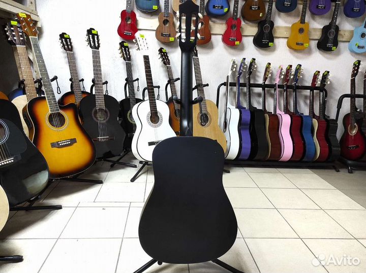 Гитара новая чёрная для обучения в муз школу