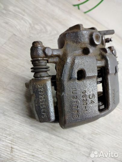 Суппорт тормозной передний левый Mitsubishi Colt