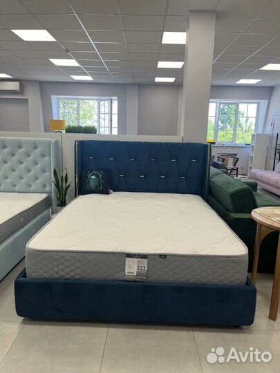 Кровать двухспальная с мягким изголовьем 
