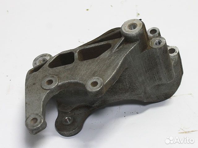 Кронштейн компрессора кондиционера Mitsubishi