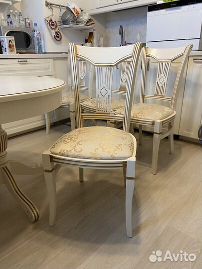 Кухонный стол и стулья