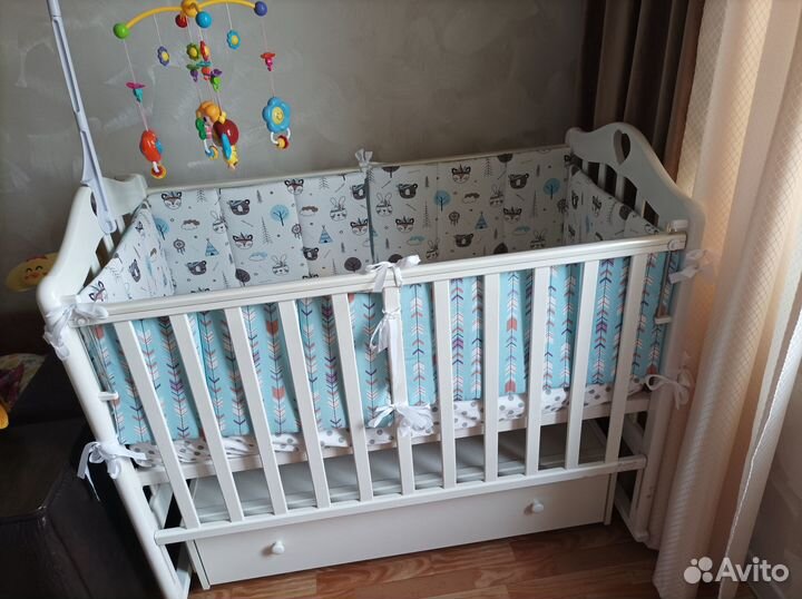 Детская кроватка с маятником и ящиком