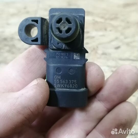 Датчик абсолютного давления Opel Astra H 55563375