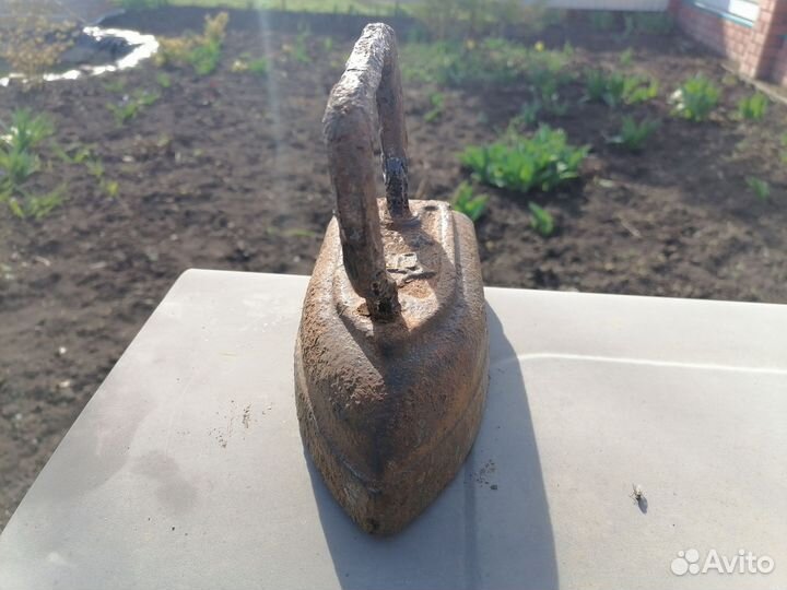 Старый утюг чугунный