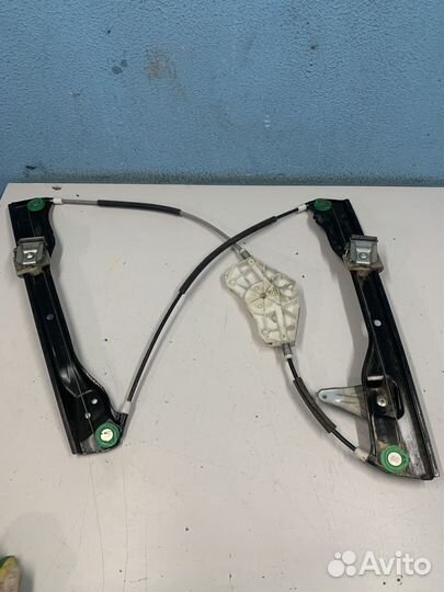 VW Passat B7 стеклоподъемник передний правый