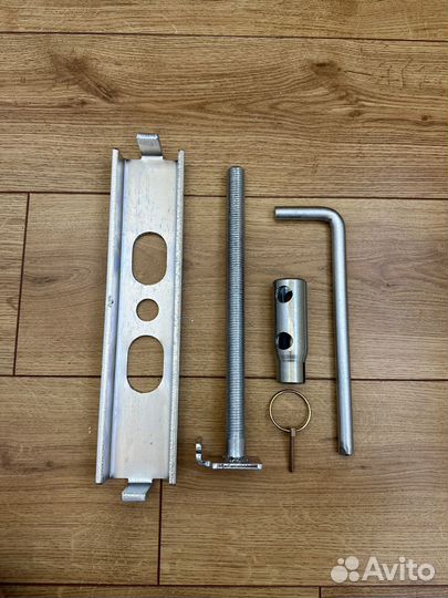 Крепление запасного колеса прицепа