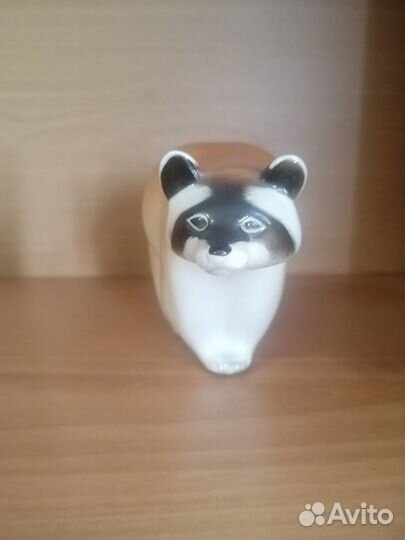 Енот статуэтка