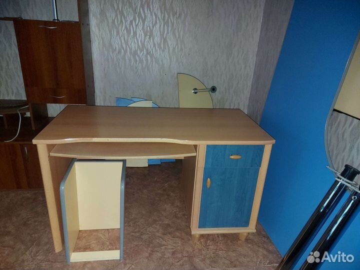 Компьютерный стол с тумбой м стелажем