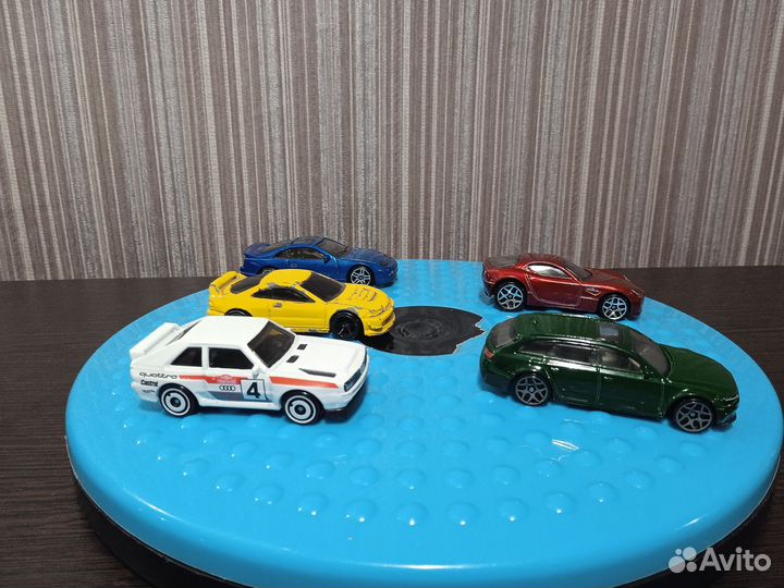 Модель автомобиля 1:64 Лот 10