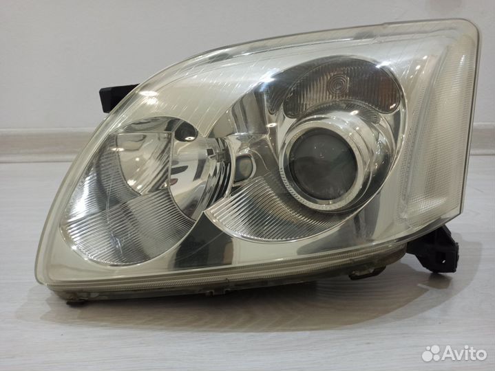 Фара передняя левая на Тойота Авенсис