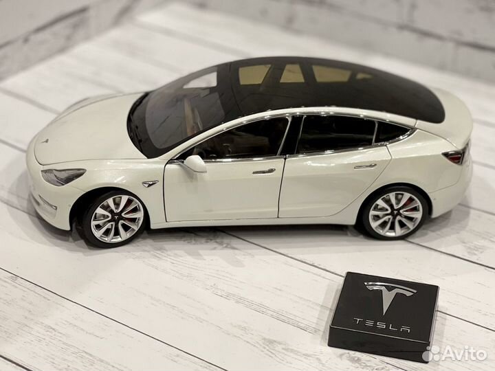 Модель Tesla model 3 1:18 коллекционная