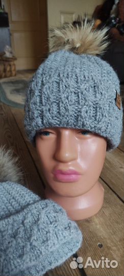 Шапка с натуральным помпоном женская