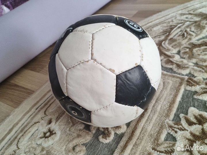 Футбольный мяч кожаный не настоящая