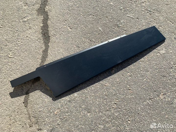 Накладка двери передней левой на стойку W205