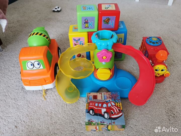 Игрушки для малыша (кубики, машинки, горка)