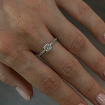 Новое помолвочное кольцо с природным бриллиантом