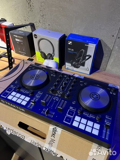 DJ контроллер Traktor S2MK3