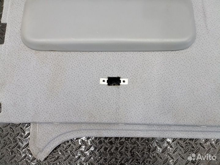 Обшивка потолка кабины слева