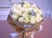 Большой букет живых цветов: белые розы