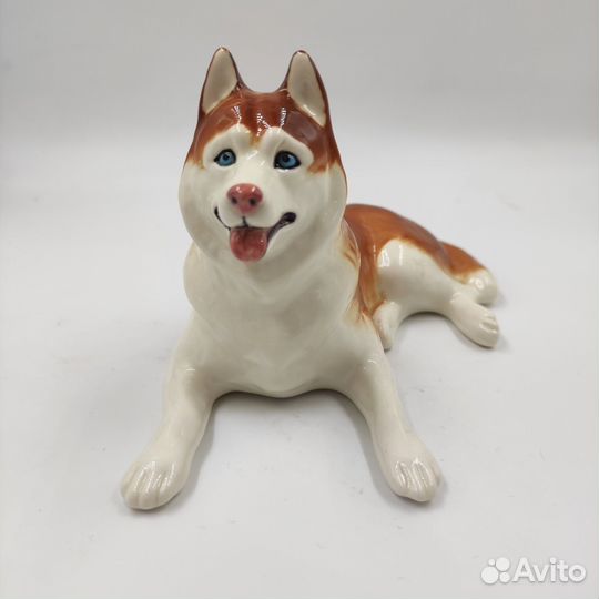 Фарфоровая статуэтка лежащего «Хаски»
