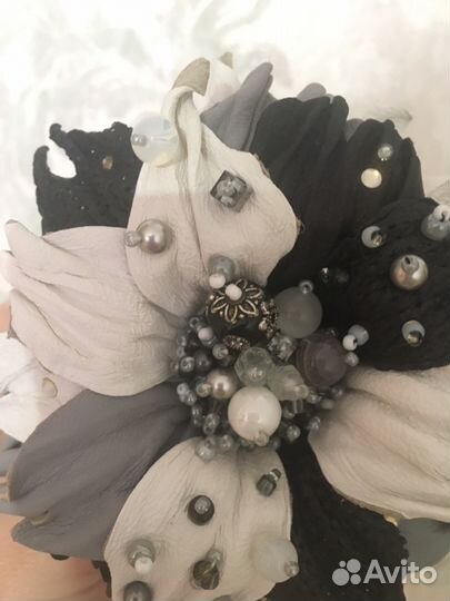 Брошь кожаная