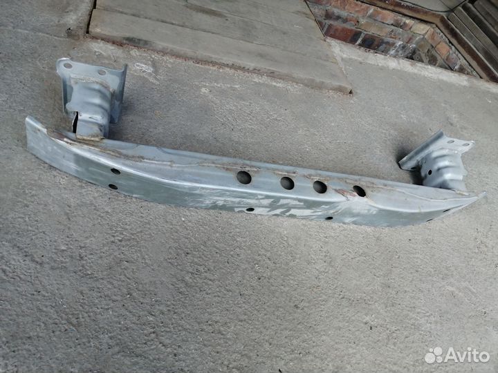 Усилитель заднего бампера avensis