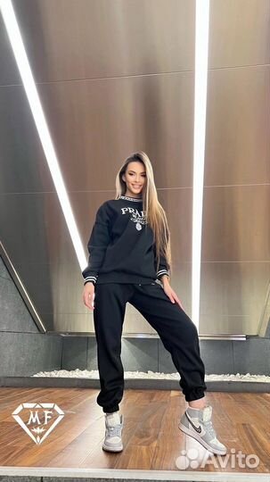 Спортивный женский костюм