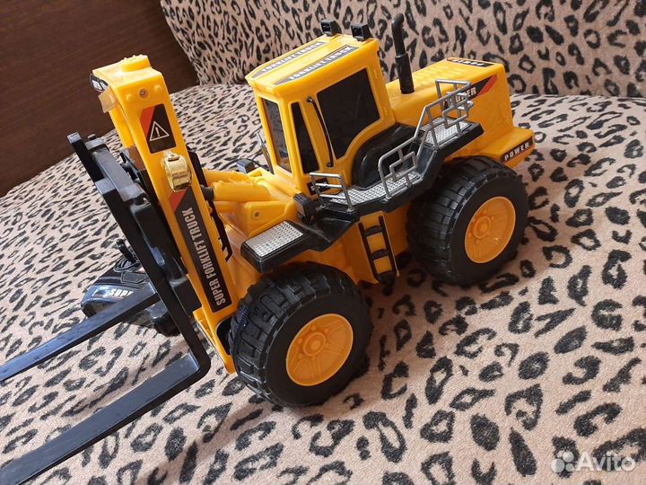Машина-погрузчик на управлении новый
