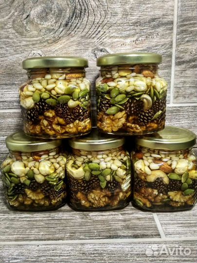 Мед с орехами и шишкой
