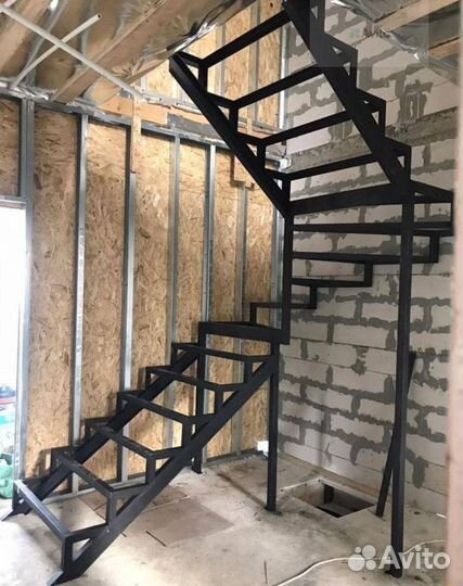 Металлическая лестница в частный дом