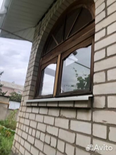 Деревянные окна арки