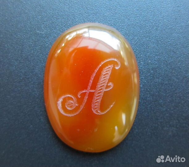 Брошь из натурального камня оникс