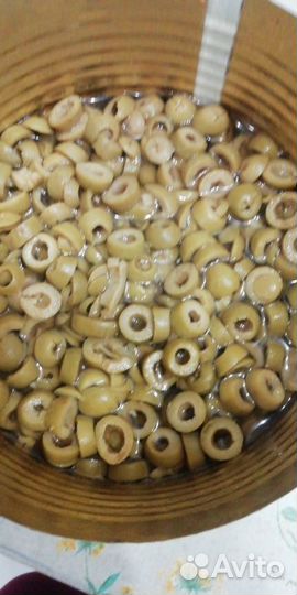 Зеленые консервированные оливки 1560 г. в банке